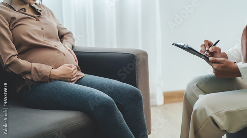 depressed pregnant woman consultation with psychologist