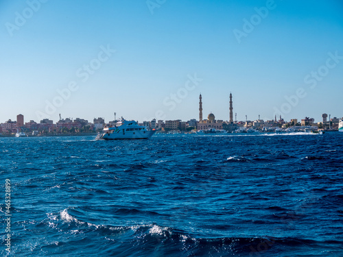 Fotografía Large beautiful mosque with two high minarets on the seashore.