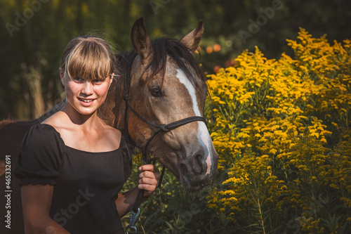 Mädchen mit jungem Pferd 