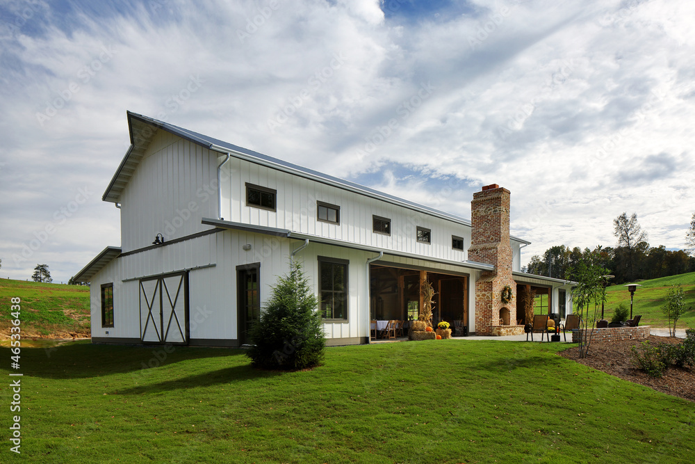 White ranch farmhouse under cloudy sky - obrazy, fototapety, plakaty 