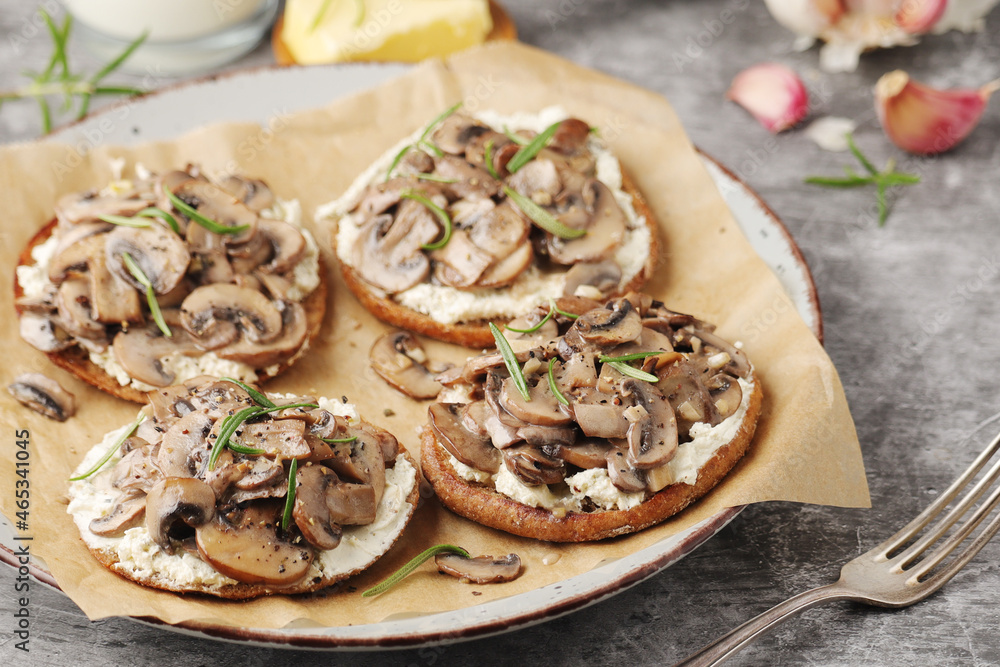 Open sandwiches with grilled mushrooms Open sandwiches with grilled mushrooms