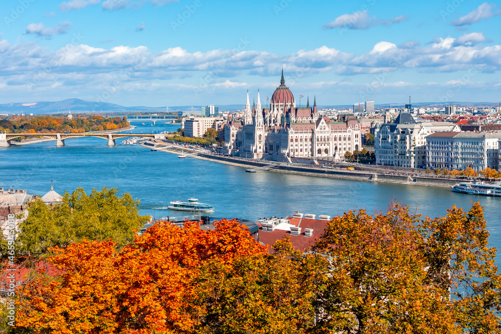 Obraz premium Budapest autumn cityscape with Hungarian parliament building and Danube river, Hungary