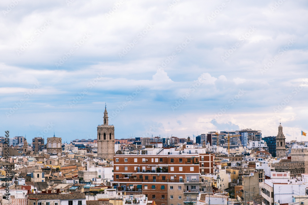 Skyline Valencia con el Miguelete a la izquierda en la ciudad de valencia