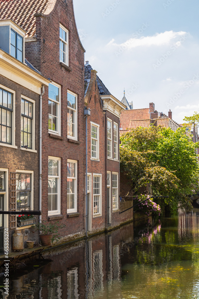 Fototapeta premium Canal houses in the center of the medieval student city of Delft.
