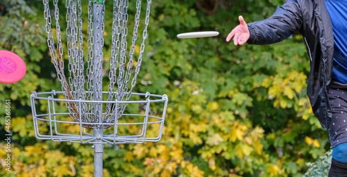 Disc golf basket with final shot disc