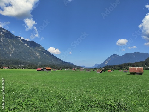 Häuschen auf Alpenwiese