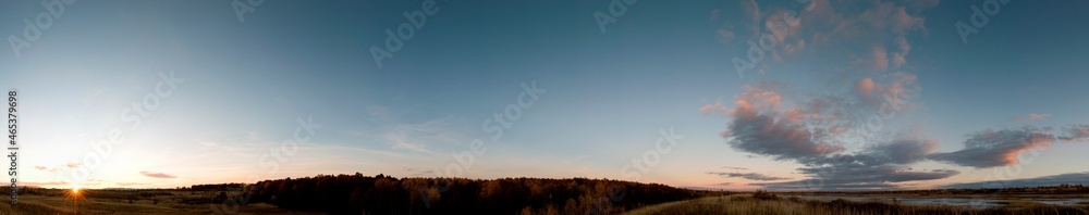 Obraz premium bright sunrise in the mountains with blue sky