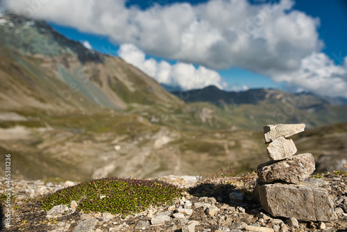 blick vom hochtor an der großglockner hochalpenstraße richtung mittertor und edelweißspitze unter blau himmel mit wolken und steinmännchen im vordergrund, beautiful view in austrian alps photo