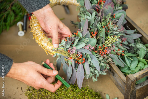 Adventskranz mit Eukalyptus, Mimose und roten Beeren binden - Weihnachtskranz selber machen