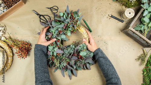 Adventskranz mit Eukalyptus, Mimose und roten Beeren binden - Weihnachtskranz selber machen