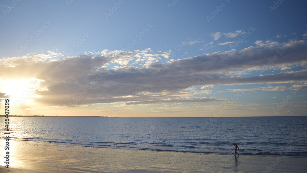 Fototapeta premium girl walking on beach