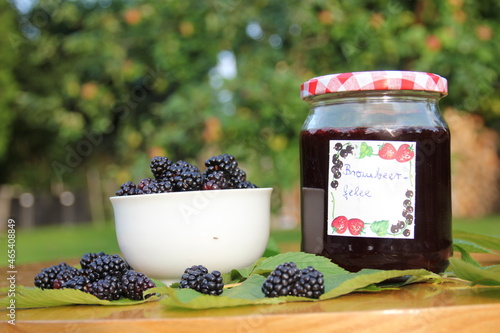 Selbstgemachte Brombeermarmeladen aus Beeren im Eigenanbau. photo