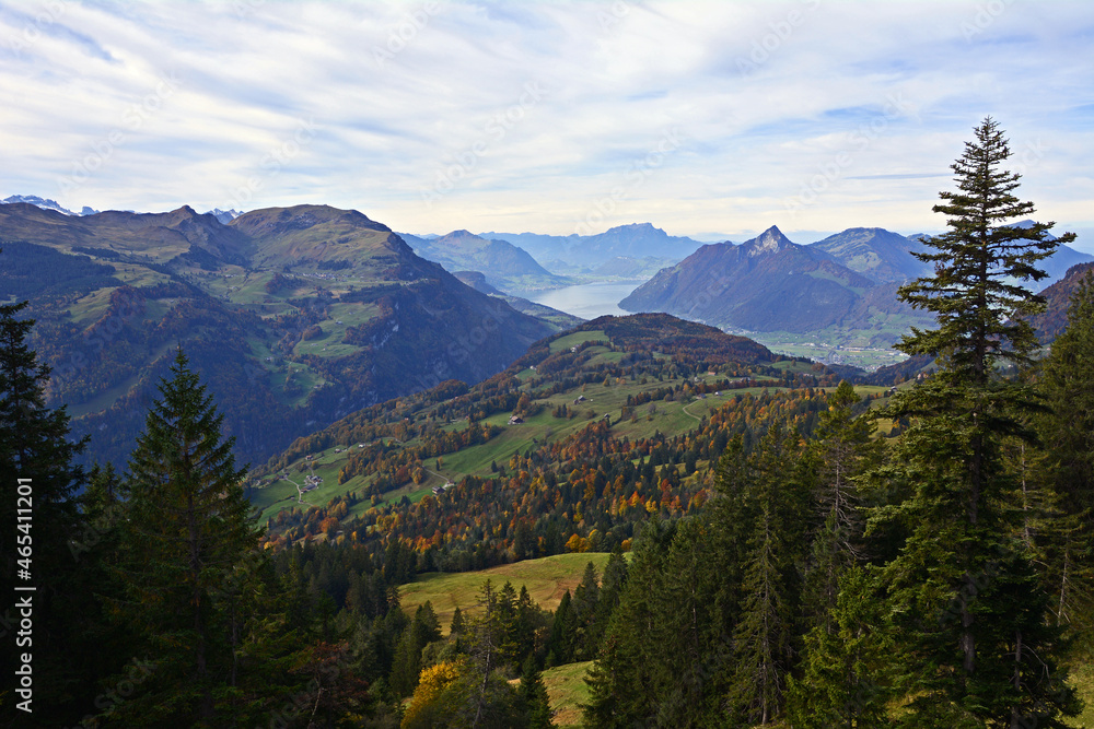 Blick auf Landschaft und Alpen am Vierwaldstättersee, Schweiz