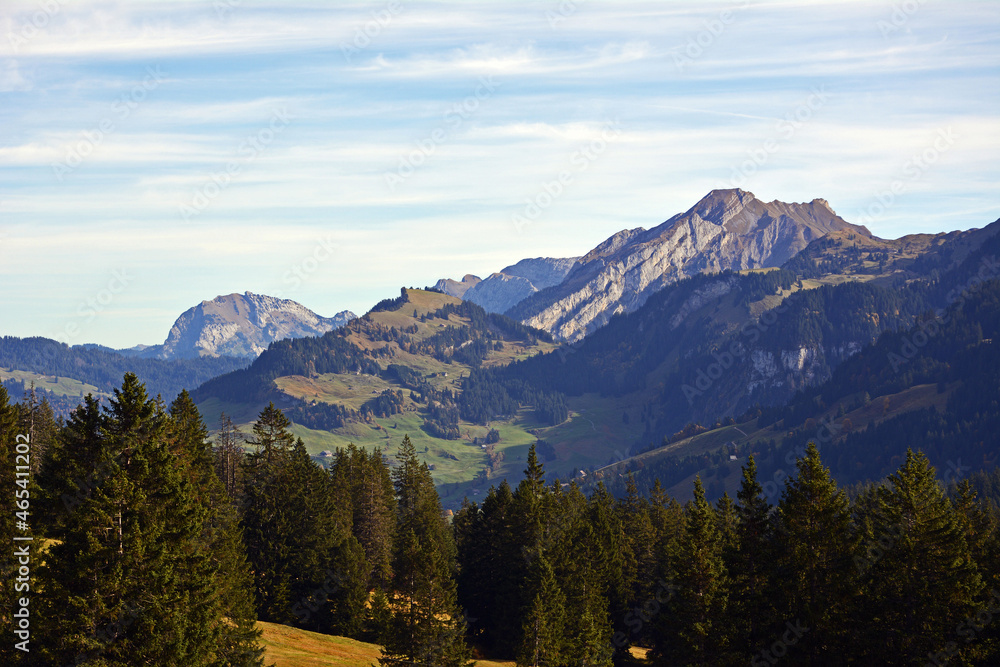 Blick von der Ibergeregg ins Ybrig und die umgebende Lanschaft, Kanton Schwyz, Schweiz
