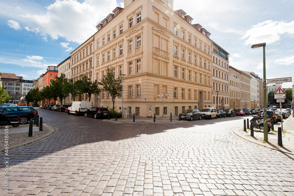 Naklejka premium Strasse, Kreuzung mit sanierten Altbauten, Immobilie, Prenzlauer Berg, Berlin, Deutschland