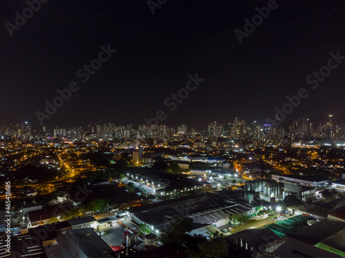 Fotos aéreas de noche y de día de la ciudad de Panamá. © Francisco