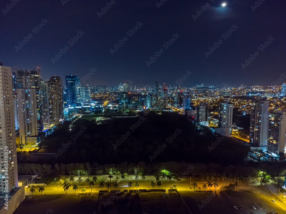 Obraz premium Fotos aéreas de noche y de día de la ciudad de Panamá.