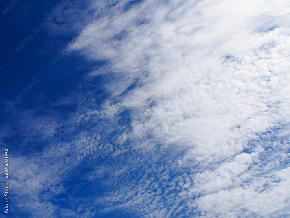 空写真 爽やかに晴れた青い空と美しい白い雲 過ごしやすい気候のイメージ