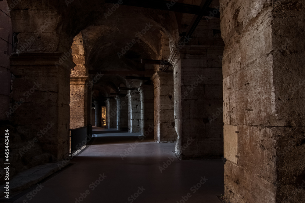 Pasillo interiores bajo las gradas del Coliseo de Roma
