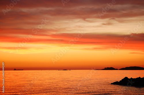 Hora dorada. Atardecer sobre el Río de la Plata. Playa de Colonia del Sacramento