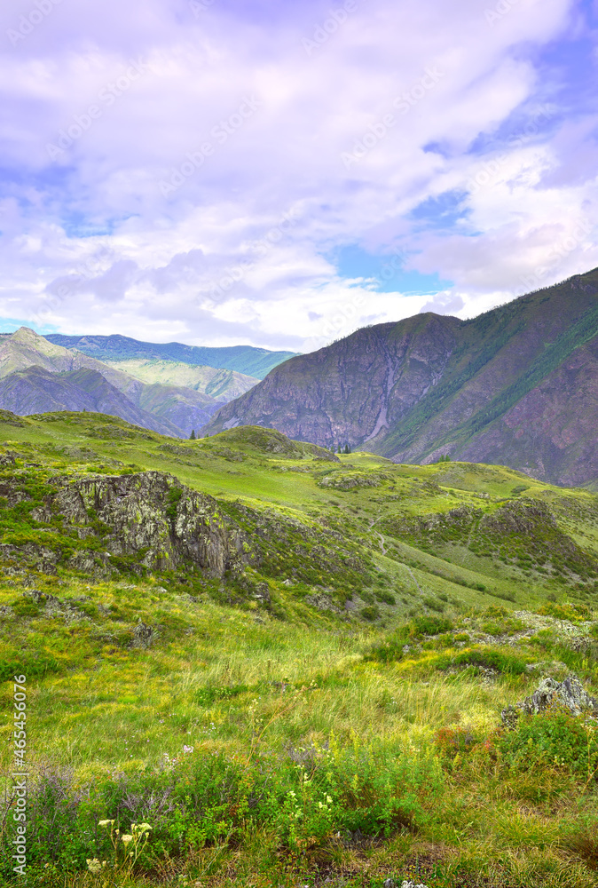 Naklejka premium Altai mountains under a cloudy blue sky