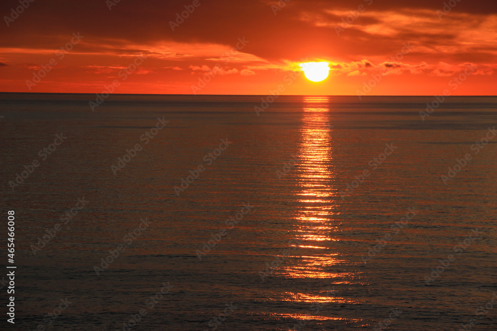 Fototapeta premium 夕陽に輝く海 