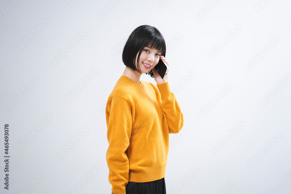 携帯電話を使う女性 携帯電話を使う女性