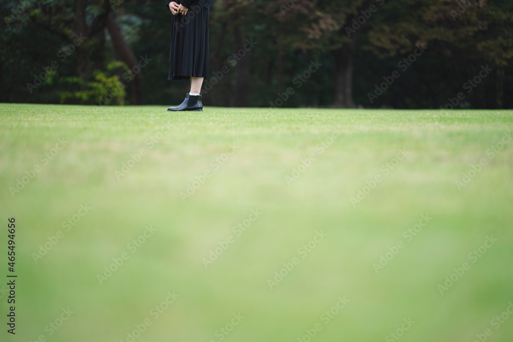 Obraz premium 自然の多い公園を散策する女性