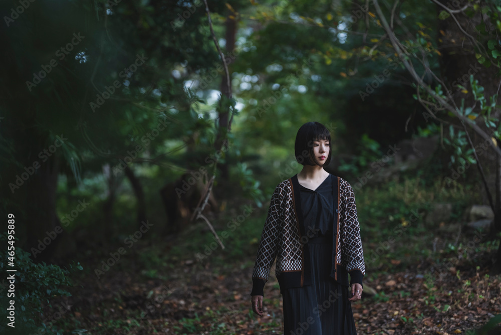 自然の多い公園を散策する女性 自然の多い公園を散策する女性