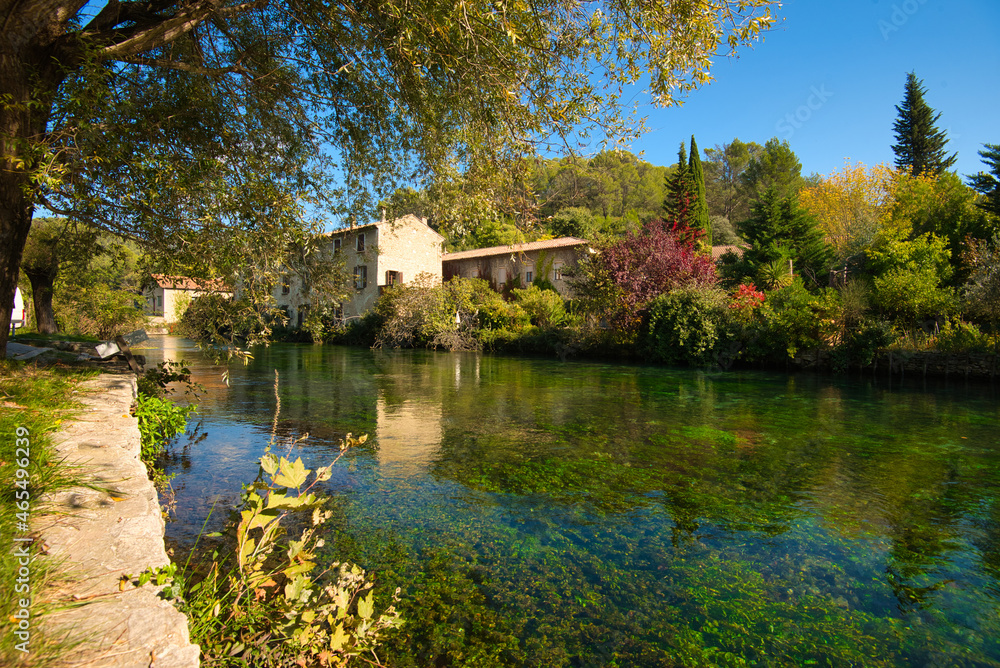 Das Ufer der Vaucluse nahe Fontaine de Vaucluse in der Provence