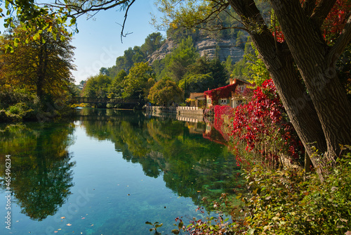 Fototapeta Naklejka Na Ścianę i Meble -  Das Ufer der Vaucluse nahe Fontaine de Vaucluse in der Provence