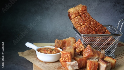 Fotografia crispy pork belly in a basket with spicy sauce