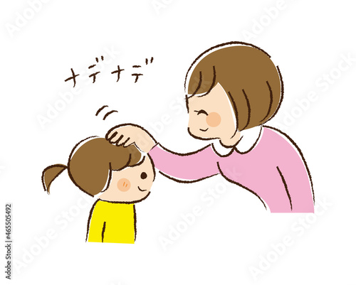 ママに頭を撫でられて嬉しそうな娘