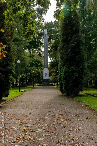 Obraz na płótnie cmentarz żołnierzy armii czerwonej w Kaliszu w salonie