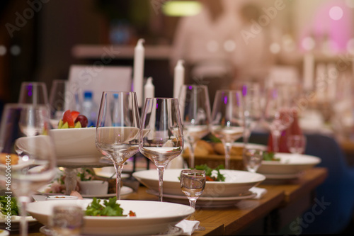 Close up picture of empty glasses in a restaurant. Selective focus. Glasses, plates, dishes on the table. The concept of a holiday, restaurant business, cafe, dinner party.