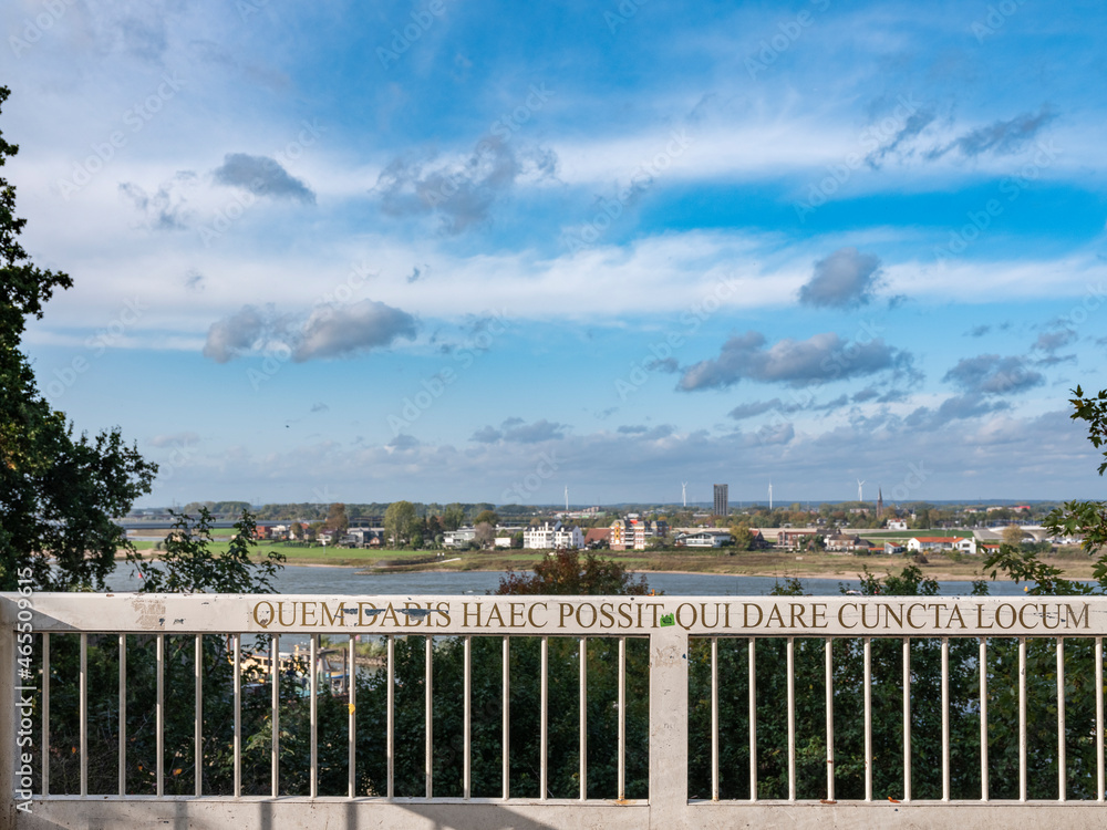 Fototapeta premium Hek met latijnse tekst in het Valkhofpark