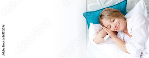 Fotografía Young woman sleeping in bed on pillows