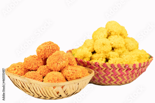Orange And Yellow Marigold Known As Gende Ka Phool In Basket Tokri. Genda Is Used By Hindu, Sikh, Buddhist And Jain In Festival viz. Shubh Deepawali, Navratri Pooja, Dussehra Puja, Ganesh Chaturthi