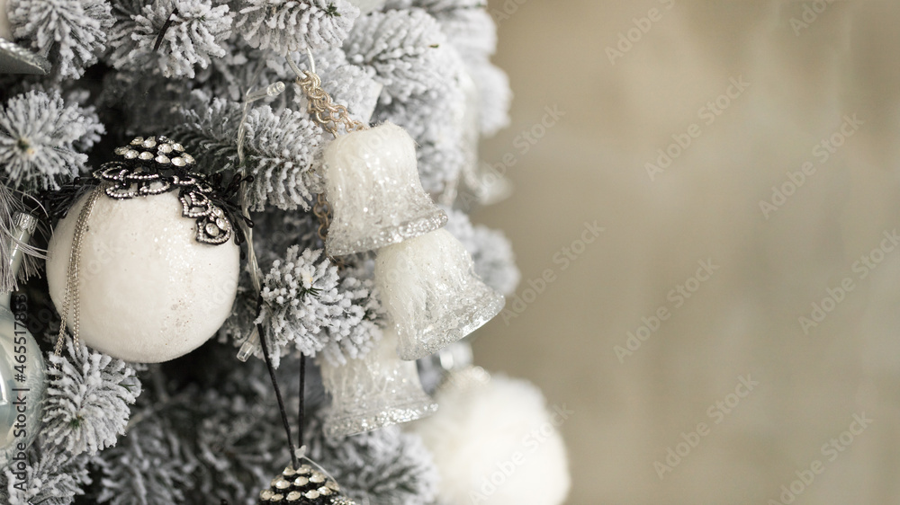 Naklejka premium Isolated gray-white Christmas tree with toys and garlands on concrete background