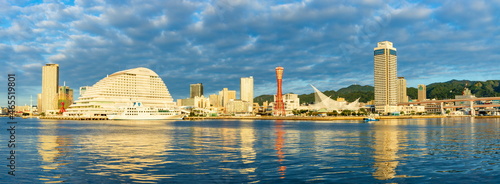 朝日を浴びた神戸港　神戸市中央区にて photo