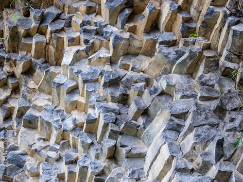 Basalt ist das meist vorkommene Gestein und entsteht bei der Aufschmelzung des Erdmantels