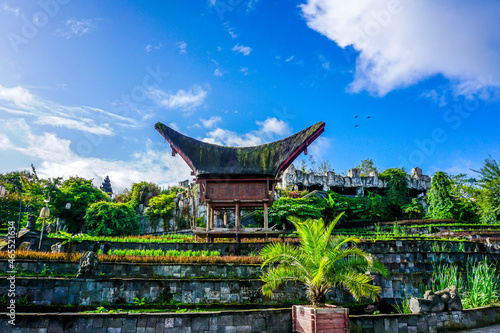 Foto Stunning views of hanging gardens with numerous plants, flowers and palm trees,