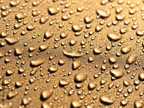 Regentropfen in gold