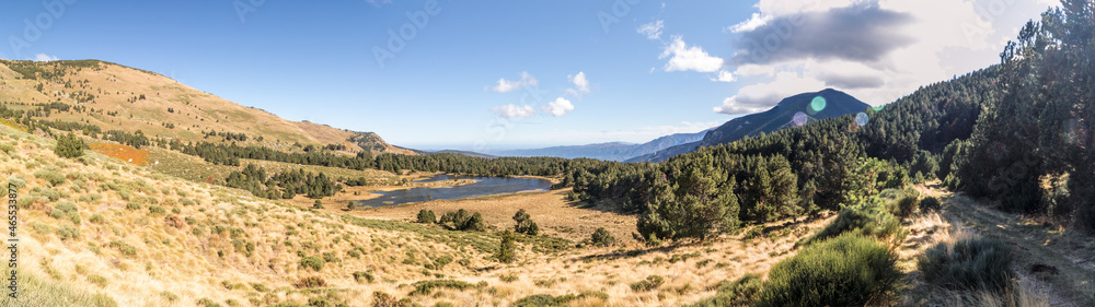 L'estany del clot et le mont Coronat à Nohèdes L'estany del clot et le mont Coronat à Nohèdes