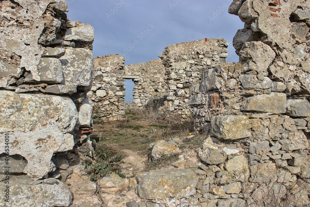 Ruínas de casas antigas em Penhice, Portugal