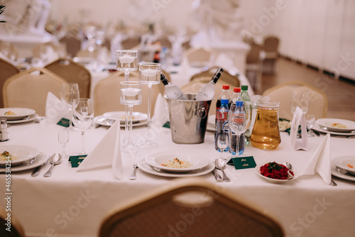 nakrycie stołów na imprezie okolicznościowej photo