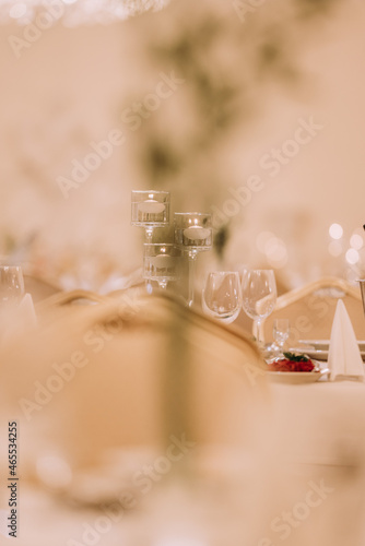 Nakrycie stołów weselnych