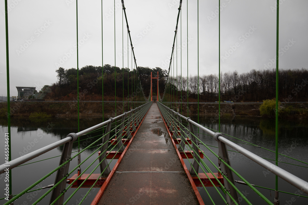 Obraz premium 옛날 문의 자물쇠와 돌로 쌓은 벽과 현대의 적벽돌