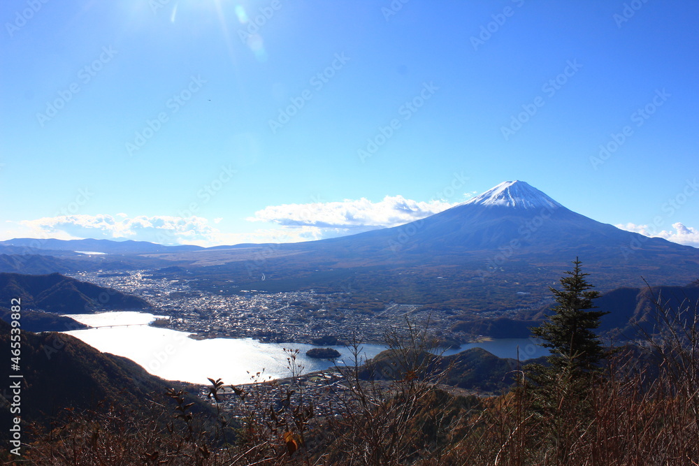 秋の河口湖と富士山。秋の河口湖、湖畔の町とはるか遠くに見える山中湖。