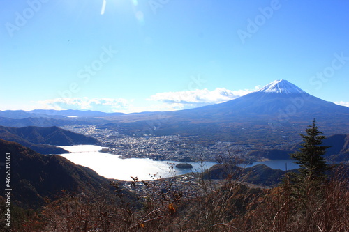 秋の河口湖と富士山。秋の河口湖、湖畔の町とはるか遠くに見える山中湖。